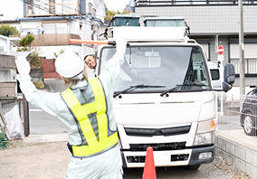 交通誘導を行う警備員